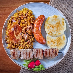 Lechopinar con dos arepas de queso - Don Lucho - Lechonería